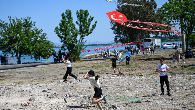 Adana'da şenlikte buluşan aileler ve çocukları uçurtmalarını alıp gökyüzünü renklendirdiler