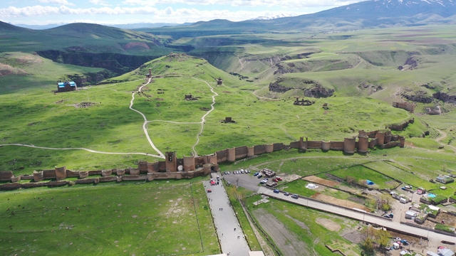 Doğu-Batı Dostluk ve İpek Yolu Rallisi ekibi Kars'a ulaştı