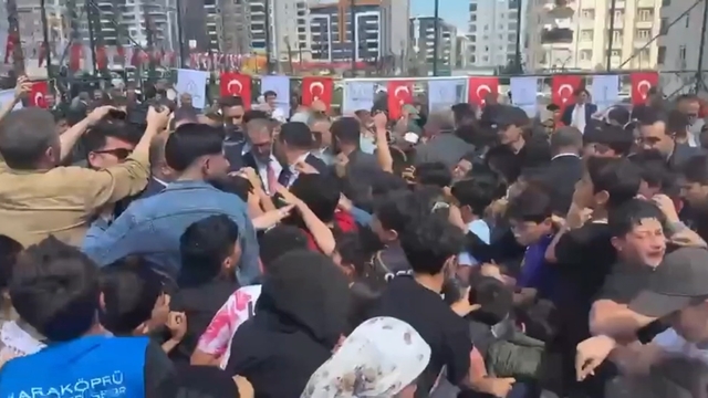 Şanlıurfa'da park açılışında çocuklara top ve oyuncak dağıtımı, izdihama neden oldu