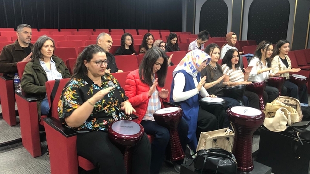 Balıkesir'de öğretmenlerden ritim şov
Müzik Akademisi'nde coşku dolu atölye