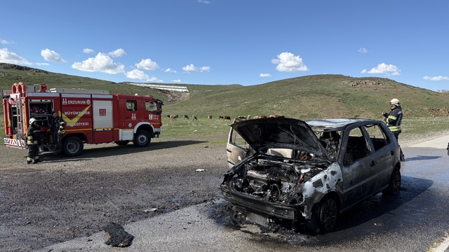 Erzurum'da seyir halindeyken yanan otomobil kullanılamaz hale geldi
