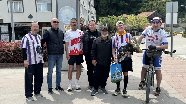 İstanbul'dan Samsun'a Atatürk sevgisiyle koşan diş hekimi Kastamonu'ya ulaştı