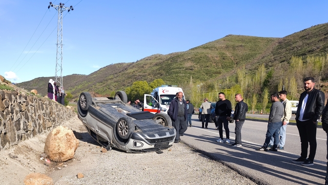 Bingöl'de koyuna çarparak devrilen otomobildeki 3 kişi yaralandı