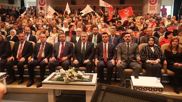 BBP Genel Başkanı Destici: "Bir çocuğumuzun daha köpek saldırısında hayatını kaybetmesine tahammülümüz yok"
"LGBT dediğin düpedüz sapkınlıktır, ahlaksızlıktır"