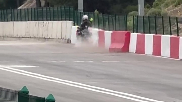 Motodrag yarışlarında bariyerlere çarpan motosikletin sürücüsü yaralandı