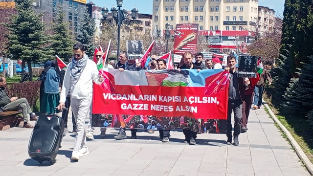 Erzurum'da sağlıkçılar Gazze için sessiz yürüyüşlerini 130. haftada sürdürdü