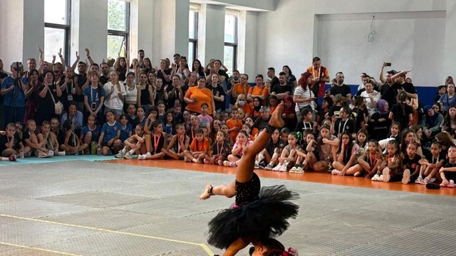 Marmaris'te çocuk fitness şampiyonası renkli görüntülerle başladı