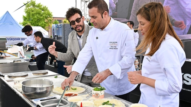 1.Uluslararası Balıkesir GastroFest'te ziyaretçi akını
Başkan Akın ve eşi ile Danilo Zanna'dan 'Dört Peynirli' performans