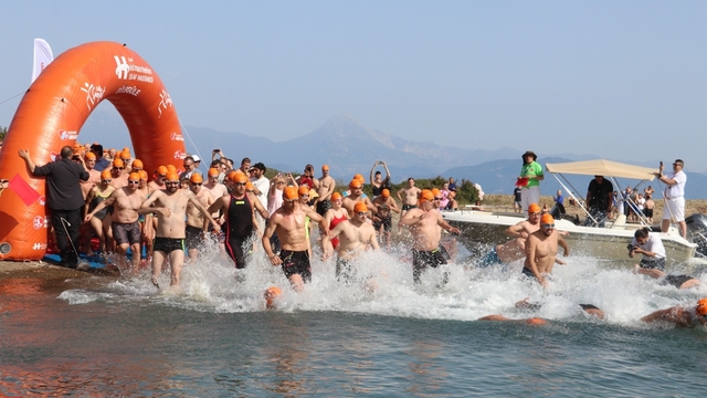 Fethiye'de 863 sporcu şampiyonluk için kulaç attı