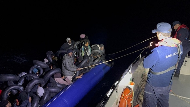 İzmir açıklarında 32 düzensiz göçmen yakalandı