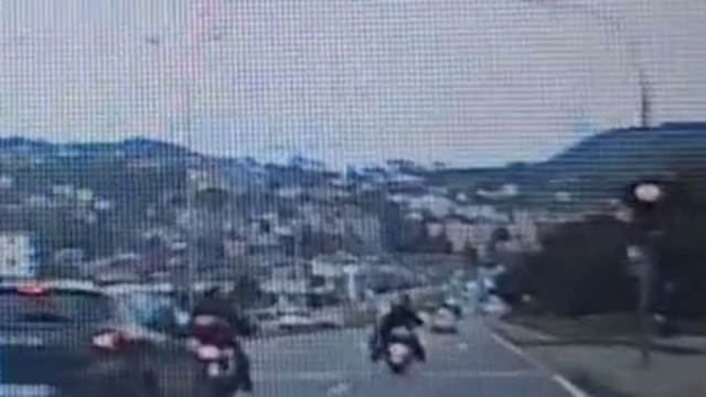 Motosikletin yayaya çarpması sonucu 2 kişi yaralandı; kaza anı kamerada