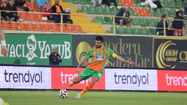 Trendyol Süper Lig: Corendon Alanyaspor: 2 - Kayserispor: 1 (İlk yarı)