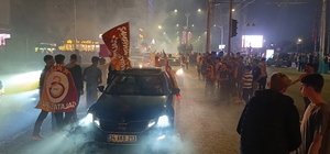 Şanlıurfa'da Galatasaraylı taraftarlar Fenerbahçe'nin maket tabutuyla şampi...