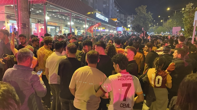 Galatasaray'ın şampiyonluğu Bursa'da kutlandı
Taraftarlar son düdük ile beraber caddelere indi