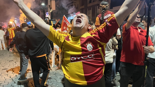 Galatasaray'ın şampiyonluğu İzmir'de coşkuyla kutlandı
