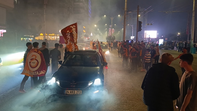 Şanlıurfa'da Galatasaraylı taraftarlar Fenerbahçe'nin maket tabutuyla şampiyonluk kutladı