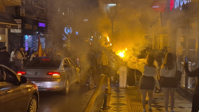 Bartın'da şampiyonluk çoşkusu
Taraftarlar ana yolu kapattı, polisler yeniden trafiğe açtı
Havai fişekler atıldı, meşaleler nedeniyle şahir dumanla kaplandı