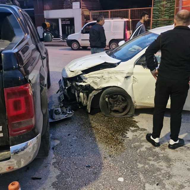 Alkollü sürücünün karıştığı zincirleme kaza kamerada: 1 yaralı