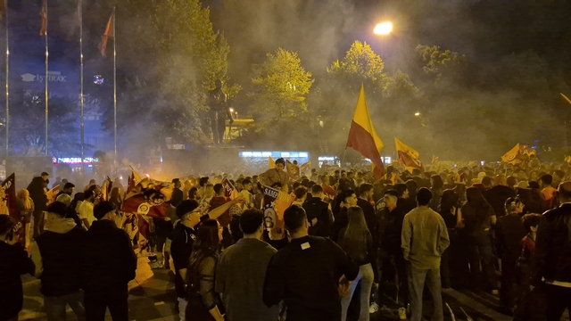 Düzceliler Galatasaray'ın şampiyonluğunu kutladı
Maçın bitiş düdüğü ile Galatasaray taraftarları Anıtpark'ta toplandı