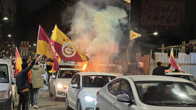 Kars'ta sarı-kırmızı gece
Galatasaray'ın şampiyonluğu Faikbey Caddesi'ni bayram yerine çevirdi