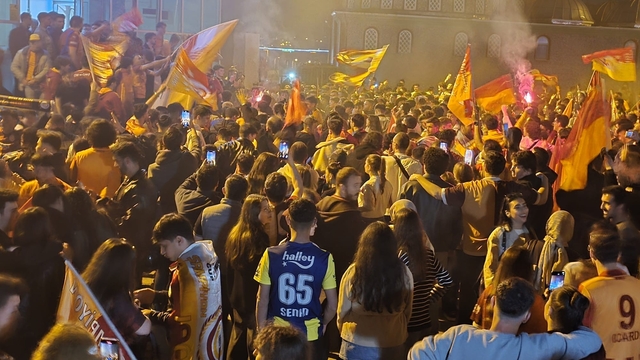 Fenerbahçeli taraftarlar da Galatasaraylıları yalnız bırakmadı
Galatasaraylı taraftarların şampiyonluk kutlamalarında renkli görüntüler