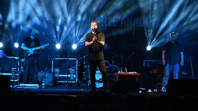 Manisa'da horon ve türkülerle Karadeniz fırtınası
Manisalılar, Niyazi Koyuncu konserinde hem duygulandı hem horonla coştu