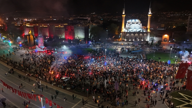 Galatasaray taraftarları Kayseri'de şampiyonluğu kutladı
Yüzlerce taraftarın katıldığı kutlama havadan görüntülendi