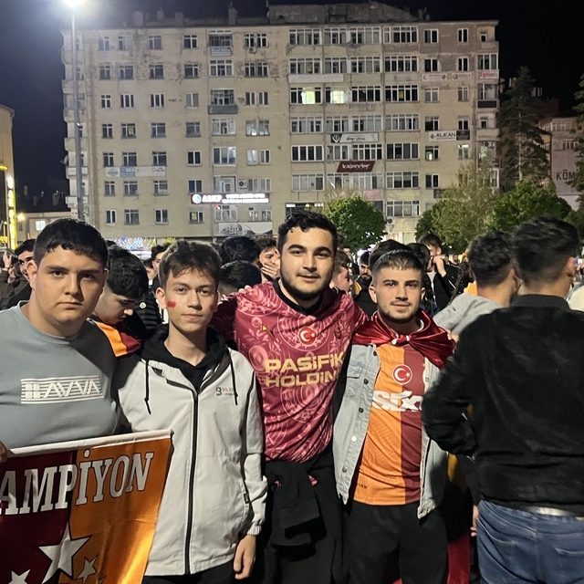 Çorum'da Galatasaray taraftarlar sokakları bayram yerine çevirdi
