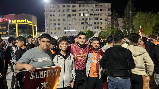 Çorum'da Galatasaray taraftarlar sokakları bayram yerine çevirdi