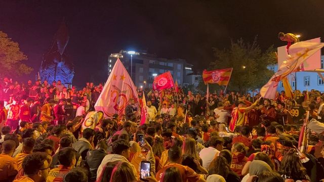 Şampiyonluğu garantileyen sarı-kırmızılılar Çanakkale sokaklarında şampiyonluk coşkusu yaşadı
Çanakkale'de 1 yaşındaki Galatasaraylı bebek 2'nci şampiyonluğunu kutladı