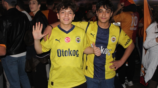 Galatasaray'ın şampiyonluk kutlamalarında Fenerbahçeliler 'prova' yaptı
"Belki seneye biz şampiyon oluruz diye kutlamayı öğrenmeye geldik"