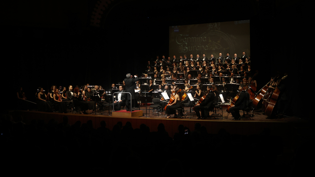 Mersin'de "Carmina Burana" sahne kantatı sanatseverlerle buluştu