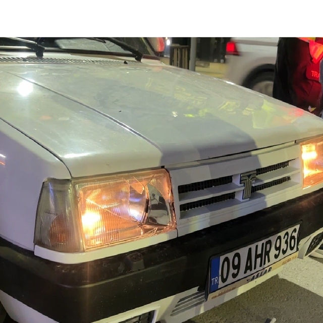 Alkol alıp şampiyonluk kutlamasına çıktı,  park halindeki 2 otomobile çarpı...