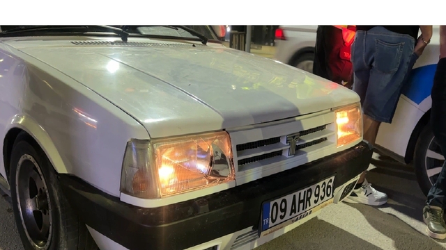 Alkol alıp şampiyonluk kutlamasına çıktı,  park halindeki 2 otomobile çarpıp kaçtı
Alkollü yakalanınca arkadaşı tarafından yüzüstü bırakıldı