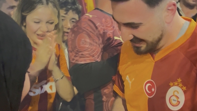 Şampiyonluk kutlamalarında evlilik teklifi sürprizi
Onlarca kişi 'evet' diye slogan attı