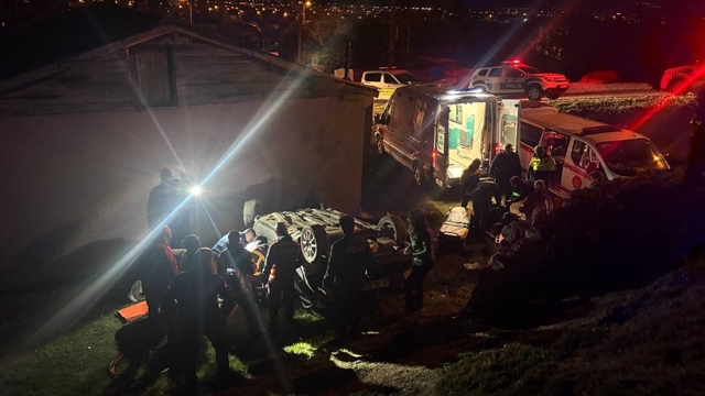 Erzincan'da otomobil evin bahçesine devrildi: 2 yaralı