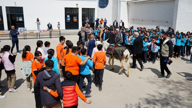 'Eşekli Dostoyevski' Erzincan'da öğrencilere kitap dağıttı