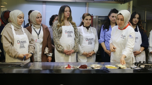 Gastronomi kentinde anne adayları ve ebeler mutfakta buluştu
