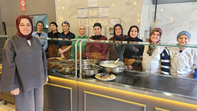 11 kadına istihdam sağladı, iki çocuğa annelik yaptı
"Kadın olmak zor" dedi, kadın çalışanlarıyla zorlukların üstesinden geldi