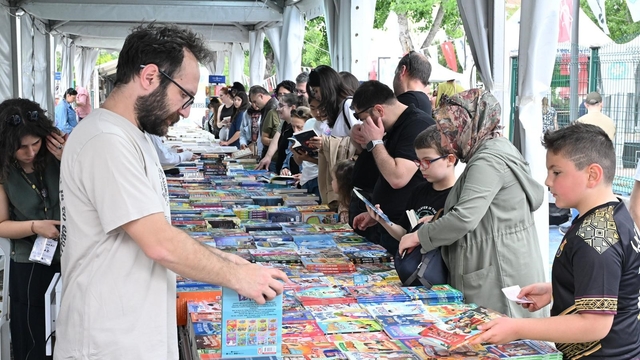 Manisa Kitap Fuarı yoğun ilgiyle devam ediyor
Ünlü yazarlar Manisalılarla buluştu