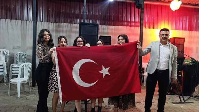 Muhtardan Anneler Günü'ne özel leopar gecesi
Salihli'de Anneler Günü eğlencesinde milli birlik mesajları verildi