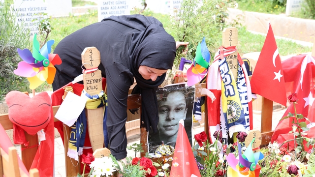En hüzünlü Anneler Günü
Okul saldırısında hayatını kaybeden Bayram Nabi'nin annesi buruk girdiği anneler gününde, "O benim meleğimdi, cennet kuşum oldu"  dedi
