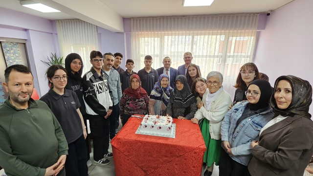 Kütahya'da lise öğrencilerinden anlamlı huzurevi ziyareti