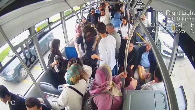 Sakarya'da otobüste fenalaşan yolcu hastaneye yetiştirildi