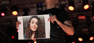 Haluk Levent, konserde Gülistan Doku'nun posterini açıp türkü seslendirdi