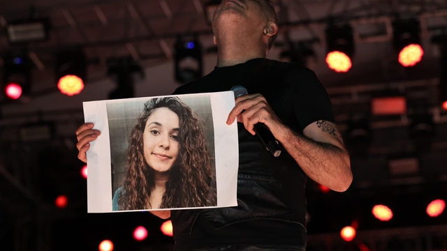 Haluk Levent, konserde Gülistan Doku'nun posterini açıp türkü seslendirdi