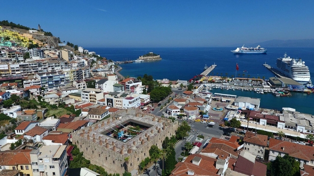 Kuşadası'nda, bayram tatilinin 9 güne çıkarılması turizmcileri sevindirdi