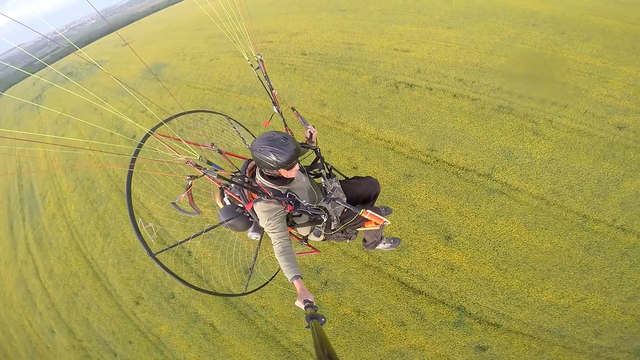 Edirne'nin 'sarı altın çiçeği' kanola tarlaları üzerinde paramotorla uçtu