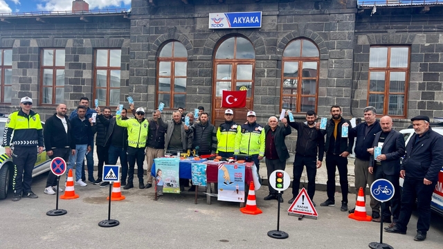 "Bir Kural Bir Ömür" Uyarısı: Akyaka'da trafik denetiminde hayat kurtaran bilgilendirme