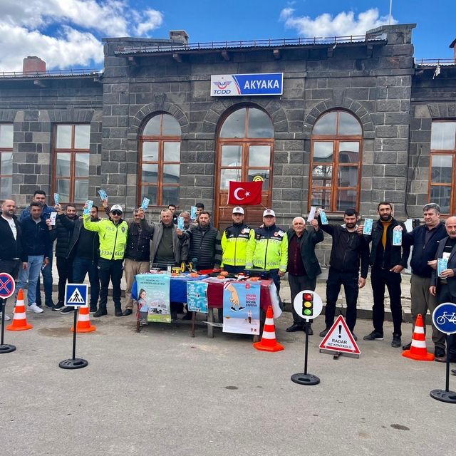 "Bir Kural Bir Ömür" Uyarısı: Akyaka'da trafik denetiminde hayat kurtaran b...
